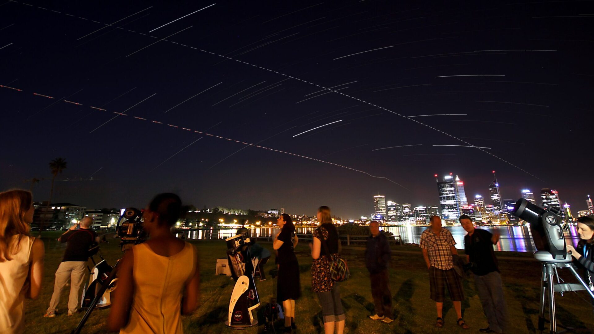 ICRAR Astronomy night with general public look at telescopes on the South Perth Foreshore